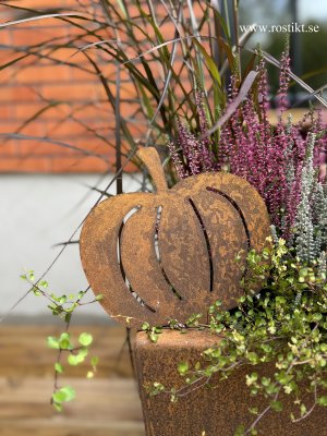 rostig-halloween-trädgård